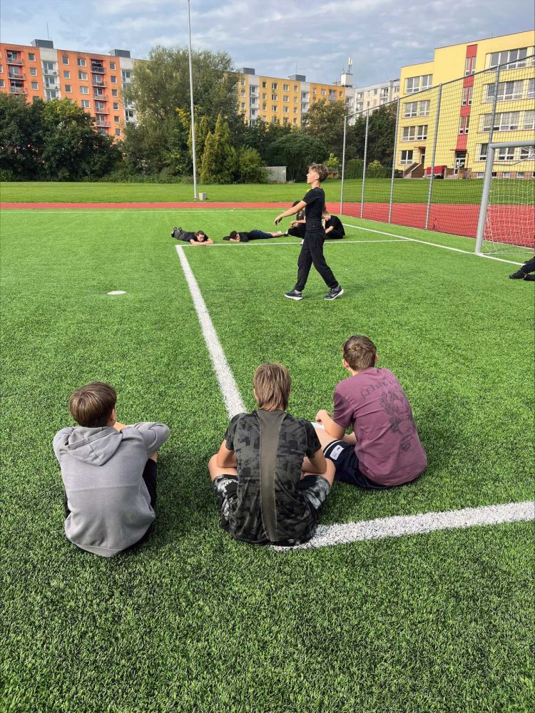 Seznamka elektrikářů na sportovním hřišti-1