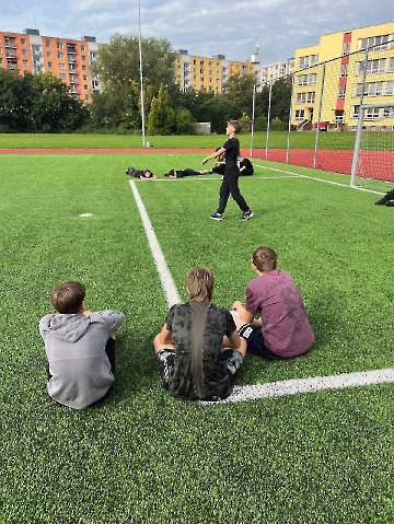 Seznamka elektrikářů na sportovním hřišti-1