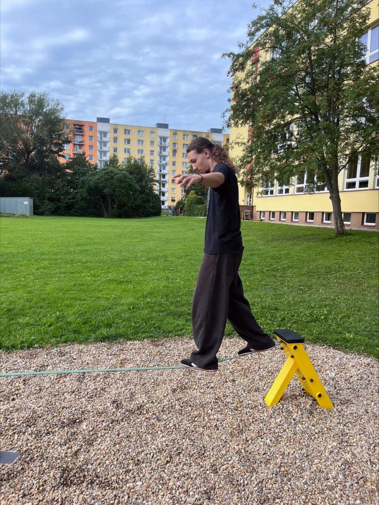 Seznamka elektrikářů na sportovním hřišti