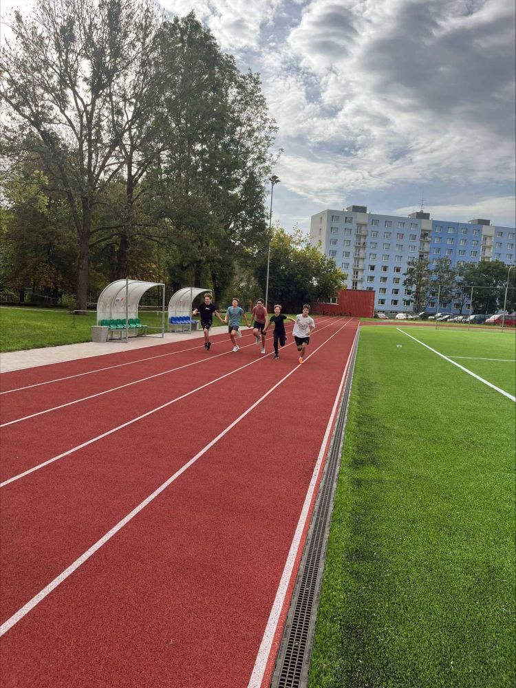 Seznamka elektrikářů na sportovním hřišti-3