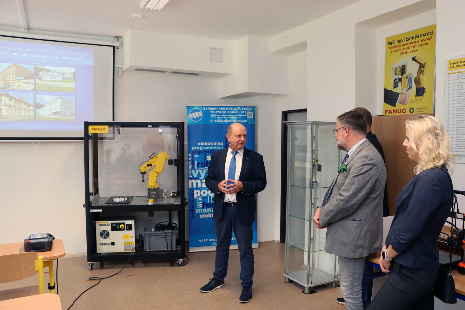 Učíme, jak programovat průmyslového robota díky firmě TE Connectivity-12