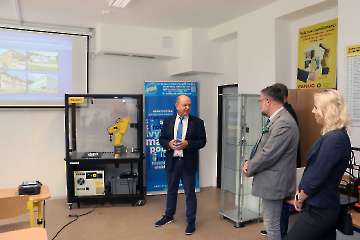Učíme, jak programovat průmyslového robota díky firmě TE Connectivity-12