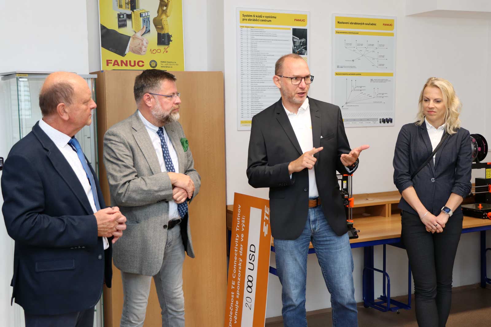 Učíme, jak programovat průmyslového robota díky firmě TE Connectivity-13
