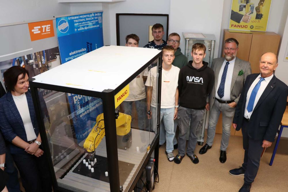Učíme, jak programovat průmyslového robota díky firmě TE Connectivity-14