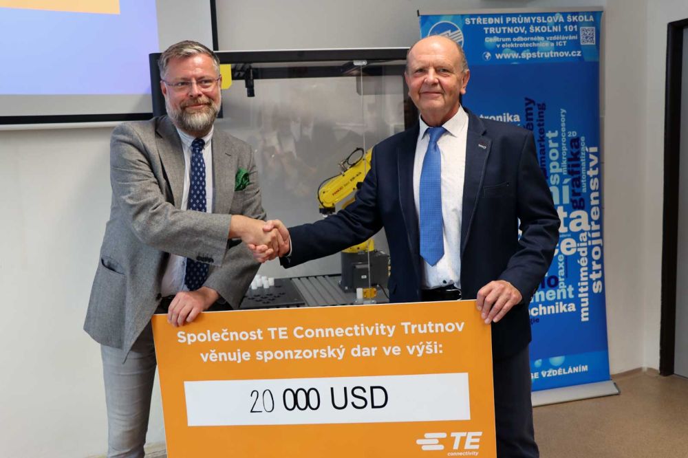 Učíme, jak programovat průmyslového robota díky firmě TE Connectivity-2