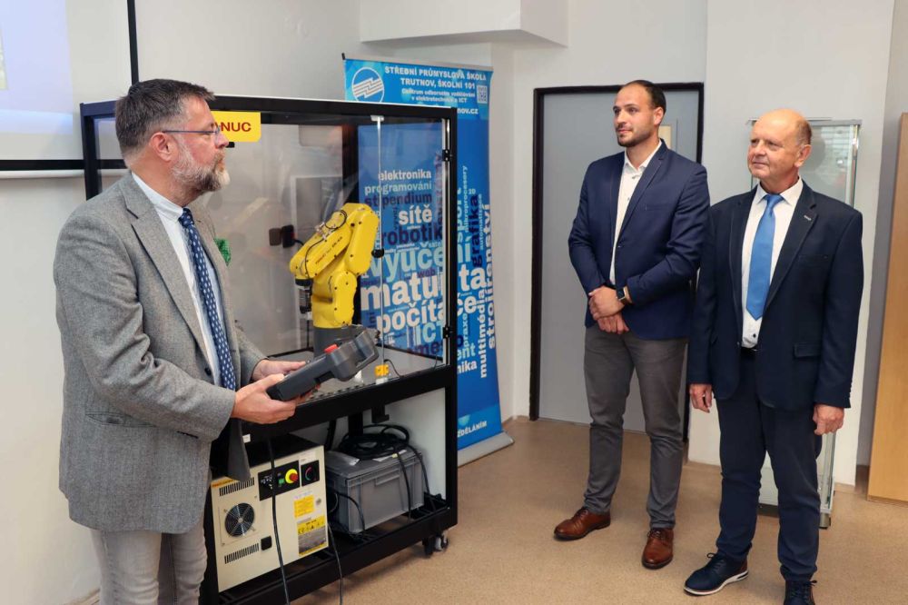 Učíme, jak programovat průmyslového robota díky firmě TE Connectivity-3