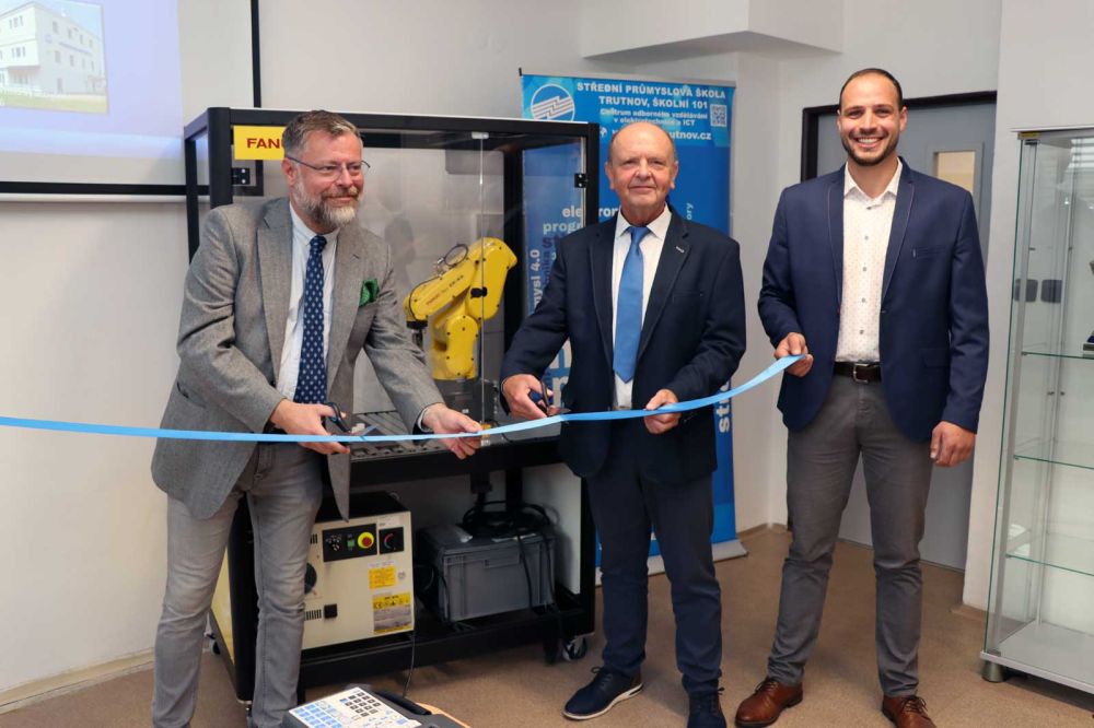 Učíme, jak programovat průmyslového robota díky firmě TE Connectivity-4