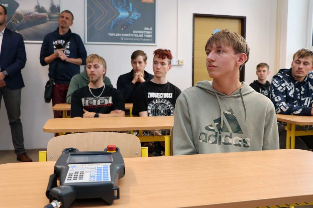 Učíme, jak programovat průmyslového robota díky firmě TE Connectivity-5
