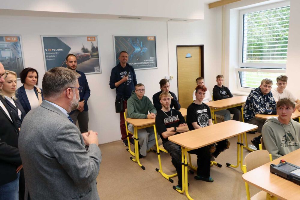 Učíme, jak programovat průmyslového robota díky firmě TE Connectivity-6