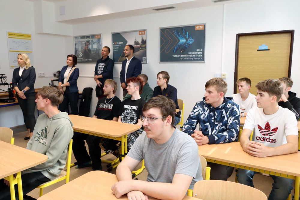 Učíme, jak programovat průmyslového robota díky firmě TE Connectivity-8