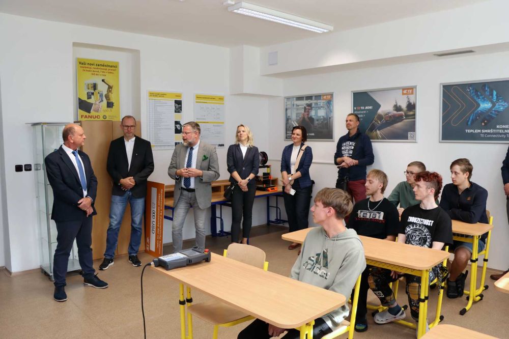 Učíme, jak programovat průmyslového robota díky firmě TE Connectivity-9