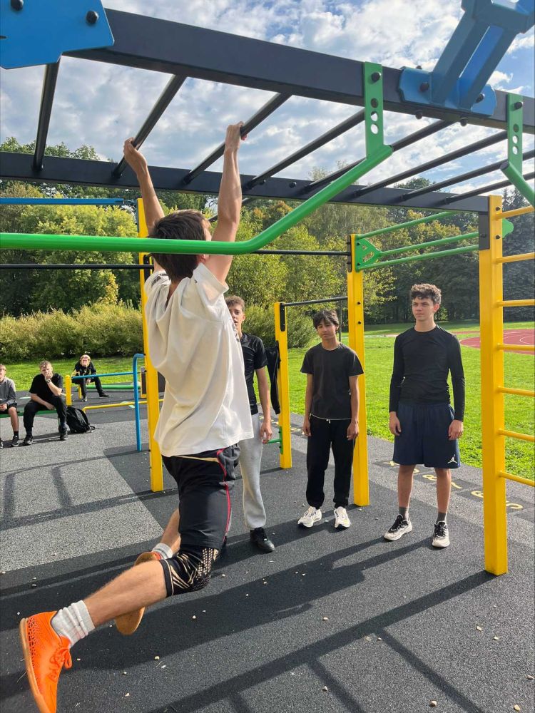 Seznamka elektrikářů na sportovním hřišti