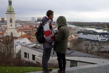 Přes Moravské pole, Dunaj až do Bratislavy na hrad