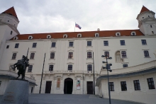Přes Moravské pole, Dunaj až do Bratislavy na hrad