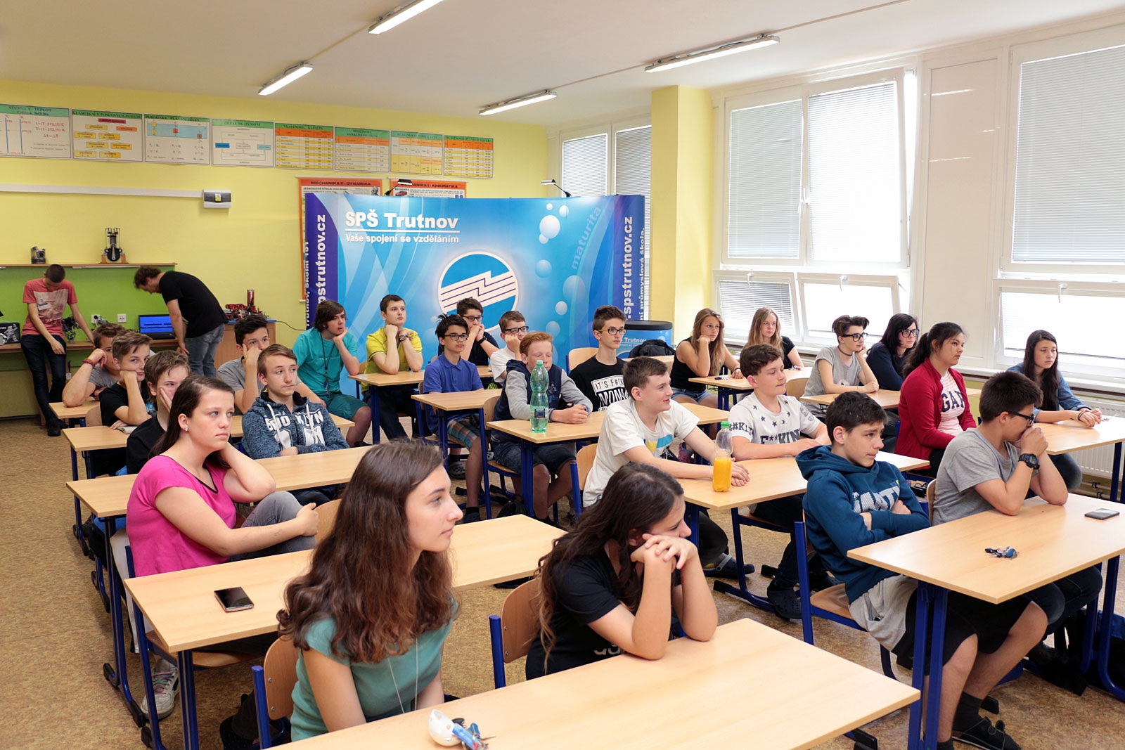 Žákům ZŠ V Domcích jsme předvedli školu a roboty