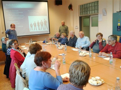 Členové klubu seniorů na návštěvě průmyslovky