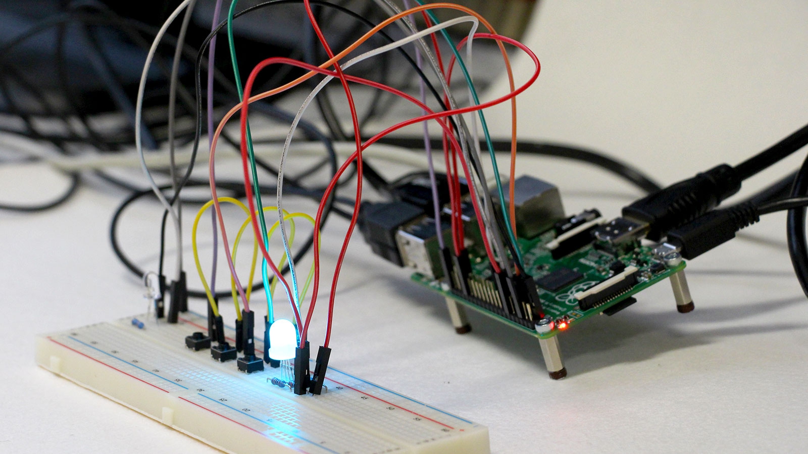 Experimenty v mikroprocesorové technice a elektronice