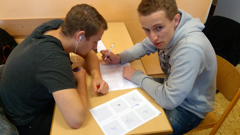 Nekřížkuj jen pod lavicí. Zapoj se i ty do pIšQworek!