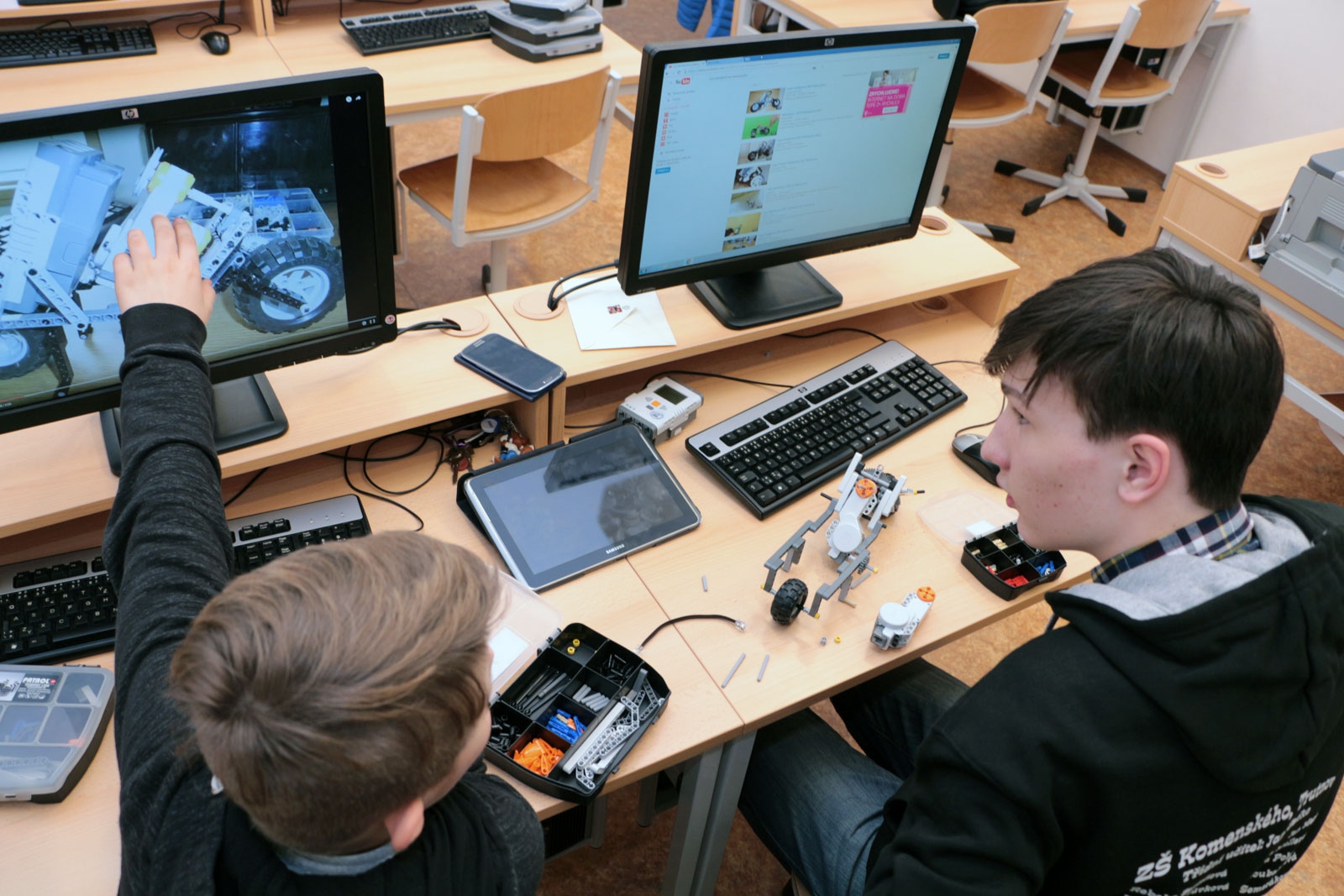 Žáci základních škol u nás konstruují a programují roboty