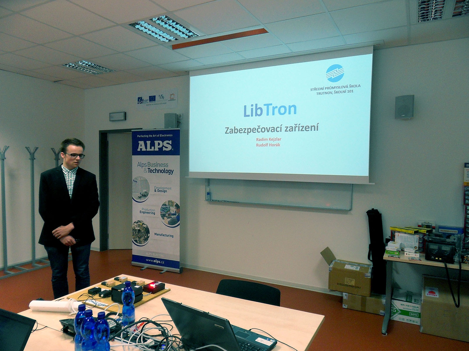 Finále soutěže Mikrokontroléry letí 2016