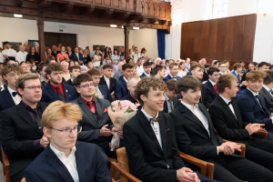 Maturanti si slavnostně převzali svá vysvědčení