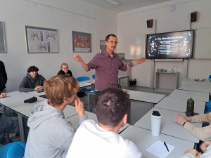 Ryan Comley při výuce angličtiny