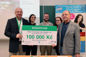 Šek 100 tisíc škole od Schaeffler na pořízení vybavení pro strojírenské obory