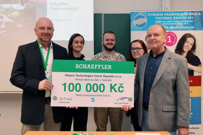Šek 100 tisíc škole od Schaeffler na pořízení vybavení pro strojírenské obory