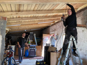 Elektrifikace dvojgaráže jako školní projekt