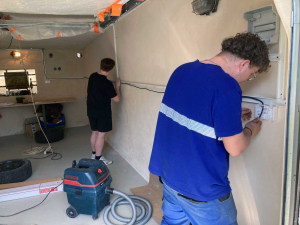 Naši elektrikáři provedli v rámci praxe elektroinstalaci v garáži