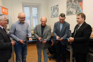 Průmyslovka zavedla do výuky počítačem řízenou CNC frézku. Z daru TE Connectivity