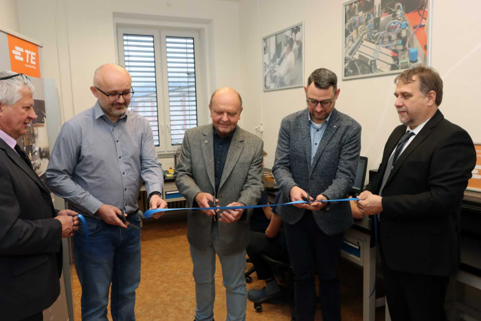Průmyslovka zavedla do výuky počítačem řízenou CNC frézku. Z daru TE Connectivity