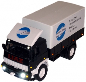 Obsluha LED a mechanických spínacích prvků na modelu nákladního automobilu