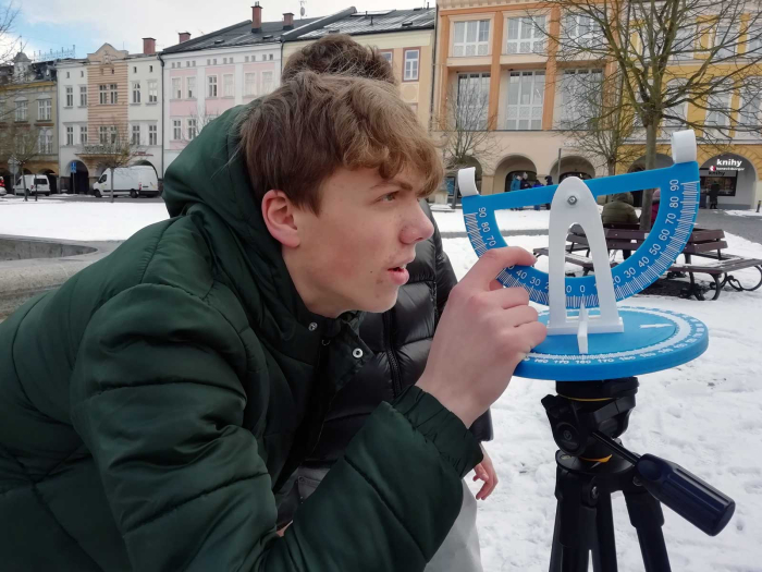 Žáci měřili na Krakonošově nám. a vyzkoušeli si práci geodetů